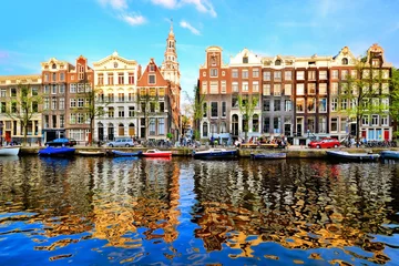 Tuinposter Grachtenpanden van Amsterdam in de schemering met levendige reflecties © Jenifoto