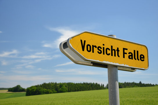 Wegweiser Vorsicht Falle