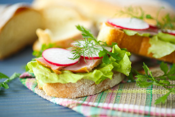 sandwich with lettuce, ham and radish