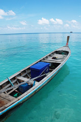 Obraz premium Wooden boat floating on clear water