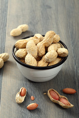 noccioline salate con guscio sfondo grigio