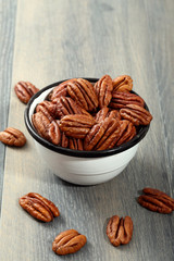 noci pecan sfondo grigio