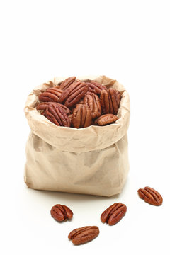 moci pecan sfondo bianco