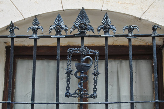 reja con el simbolo de farmacia