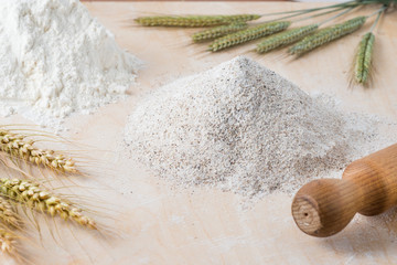 Farine e spighe di grano su un asse di legno