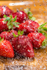 Fragole  con schizzi d’acqua cristallizzata