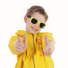 garçon 11 ans avec lunettes noires souriant