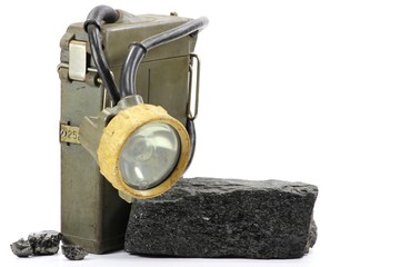 Grubenlampe mit Steinkohle isoliert auf weißem Hintergrund