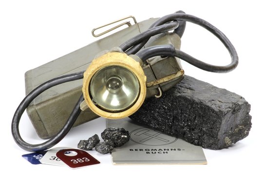Grubenlampe mit Steinkohle isoliert auf wei&szlig;em Hintergrund