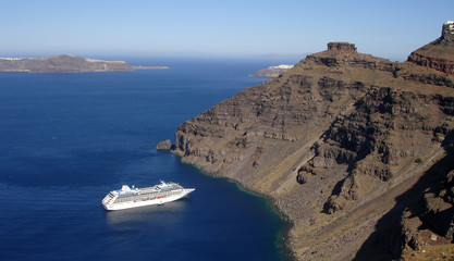 Kreuzfahrtschiff bei Santorin