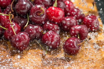 Ciliege con schizzi d’acqua cristallizzata