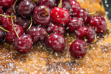 Ciliege con schizzi d’acqua cristallizzata