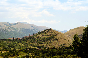 Paese su promontorio