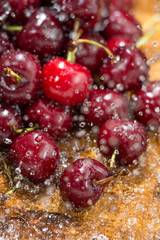 Ciliege con schizzi d’acqua cristallizzata