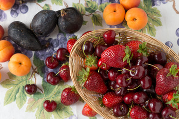 Misto di frutta fresca su un tavolo