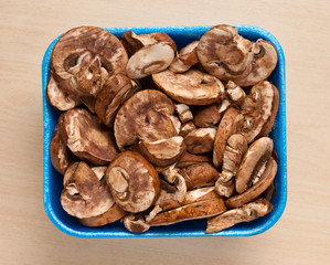 Champignons in box.