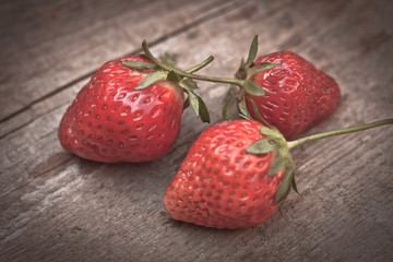 Erdbeeren auf Holz