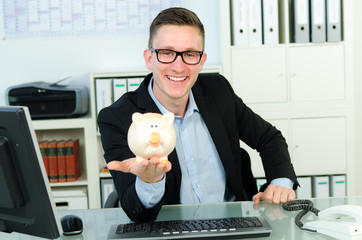 geschäftsmann mit sparschwein