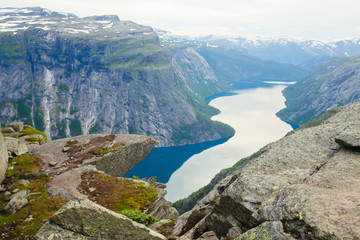 A vibrant picture of the mountain route to famous norwegian hiki