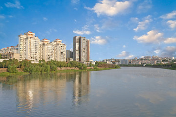 Fototapeta na wymiar city near the river