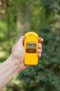 Checking radiation level with a personal dosimeter