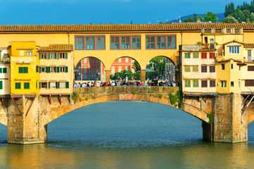 Middeleeuwse brug Ponte Vecchio over de rivier de Arno in Florence, Italië