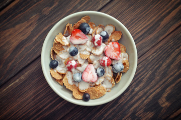 Cereal flakes with fresh berries