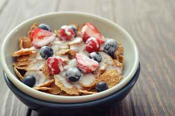 Cereal flakes with fresh berries