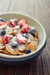 Cereal flakes with fresh berries