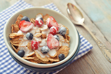 Cereal flakes with fresh berries