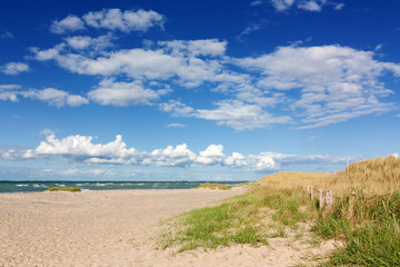 Himmel mit Wolken über Strand mit Dünen an der Ostsee