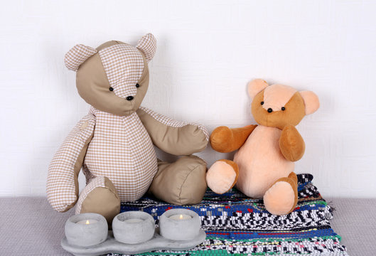 Teddy bears on shelf in room
