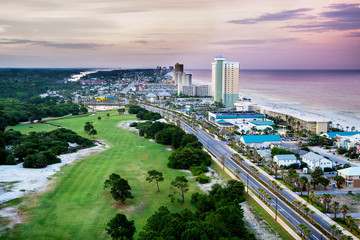 Panama City Beach, Floride, vue sur Front Beach Road au lever du soleil
