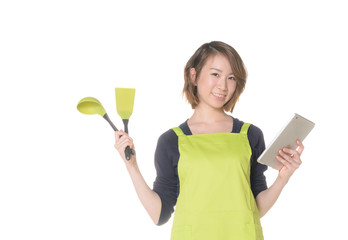 タブレット端末を見てレシピを考える女性