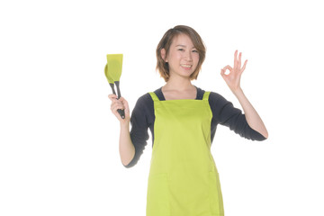 調理器具を持つ女性