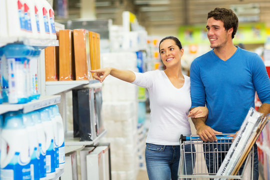 couple shopping at hypermarket