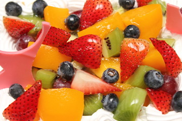 Obraz premium Fresh berry fruit cream cake pastry closeup