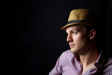 Junger Mann blickt in die Ferne