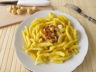 Süße Spätzle mit gerösteten Macadamianüssen