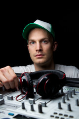DJ am Mischpult Hochformat