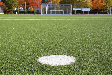 Elfmeterpunkt auf Kunstrasenplatz