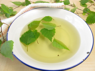 Badetee mit Birkenblättern