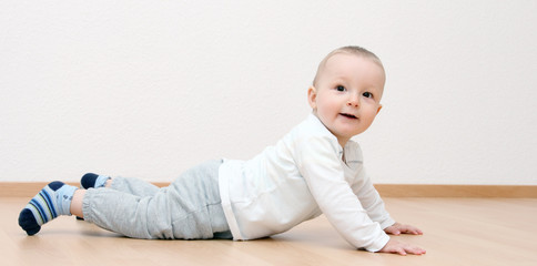Naklejka premium happy baby boy crawling