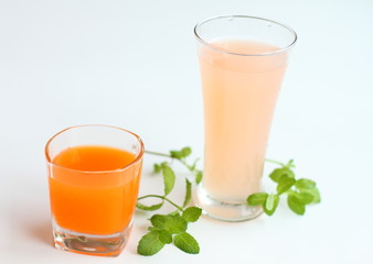 Grapefruit and carrot juice with ice and mint