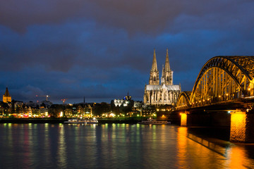 Fototapeta na wymiar Night View of Cologne Cathedral & Skyline