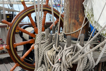barre sur un voilier en bois