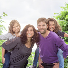 Familie Huckepack im Quadrat