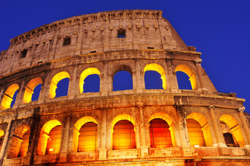 Obraz premium the Coliseum in Rome, Italy, at night