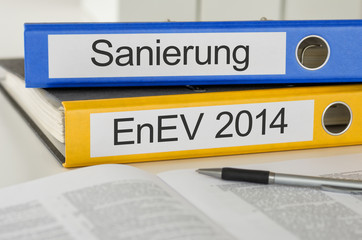 Aktenordner mit der Beschriftung Sanierung und EnEV 2014