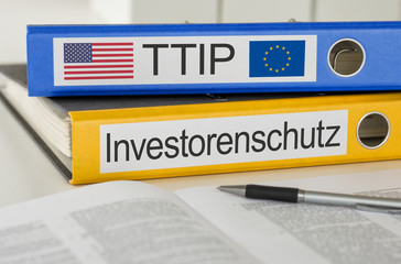Aktenordner mit der Beschriftung TTIP und Investorenschutz